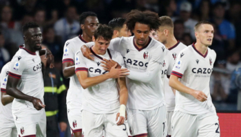 giocatori del bologna in campo