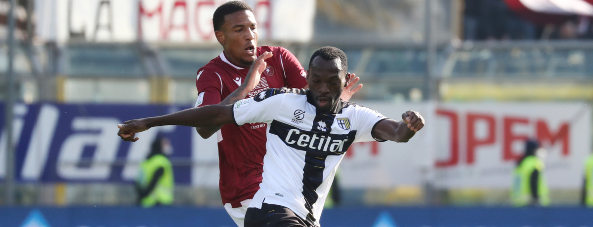giocatori di reggina e parma in campo