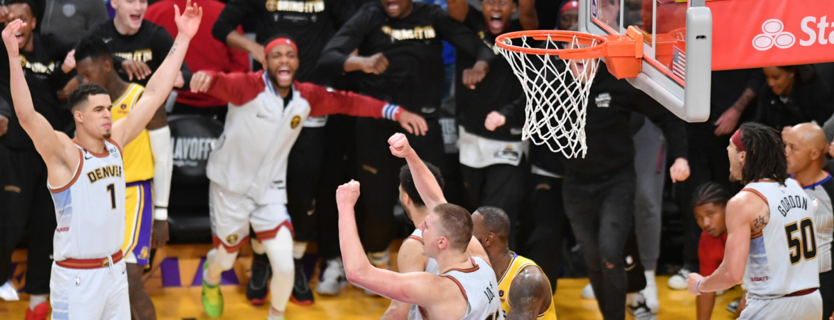 giocatori di basket americano in campo