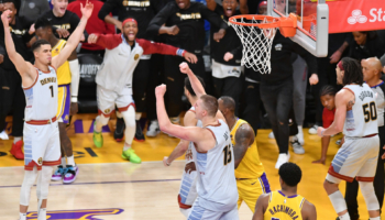 giocatori di basket americano in campo