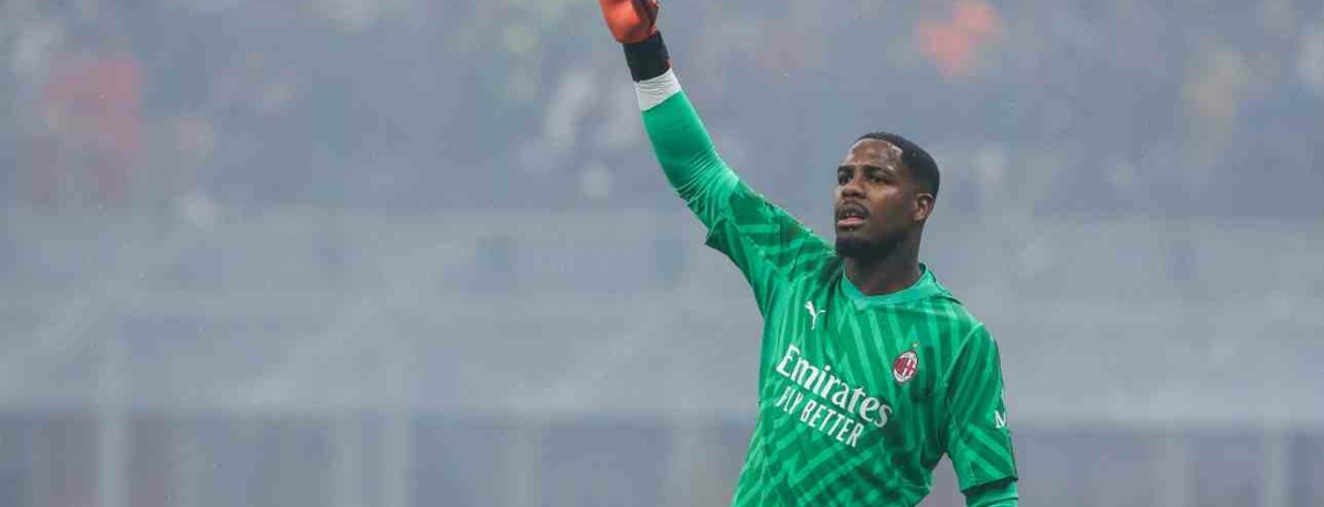 Attaccante del Milan in azione